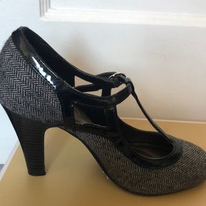 Black vintage style heel